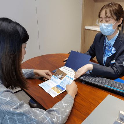 连扳三局展雄风，大逆转国羽勇夺首金；养老服务暖人心，银龄岁月映华章