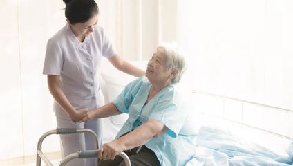 在家也能享受全方位养老服务?上海已试点!3位护理员+1位护士轮流上门，每月花费……